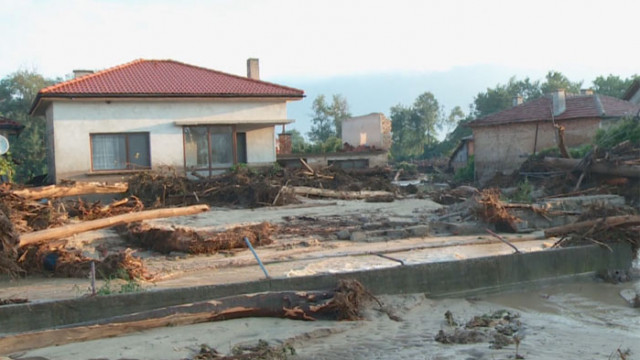 Второ денонощие обстановката в карловското село Каравелово остава тежка след
